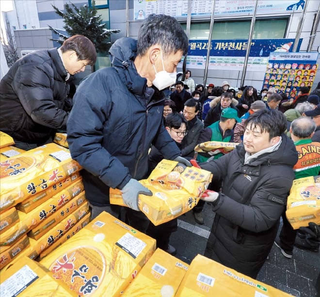 ‘얼굴 없는 천사’ 빈자리, 주민들이 채웠다