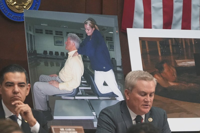 트럼프 못 잡고 세계 명사들만 잡은 ‘엡스타인’