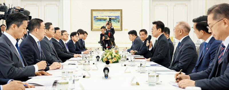 李 “성장 온기 퍼졌으면”… 재계 “5년간 300조 지방 투자”