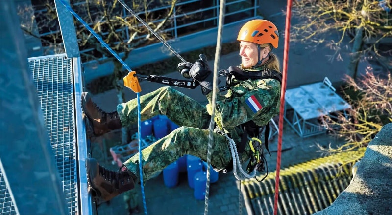 군복 입은 네덜란드 왕비… 54세에 예비군 입대