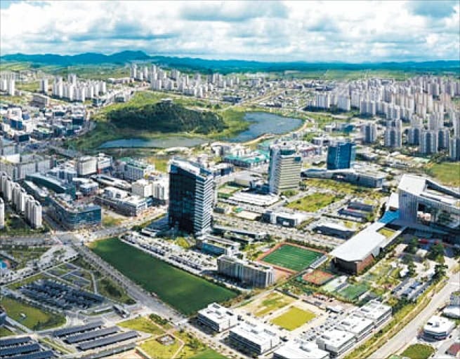 “공기관 몇 개 옮기는 걸로 부족… 선택·집중으로 민간 활력 살려야”