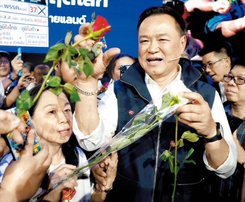 캄보디아 때려 보수표 결집… 태국 여당 승리