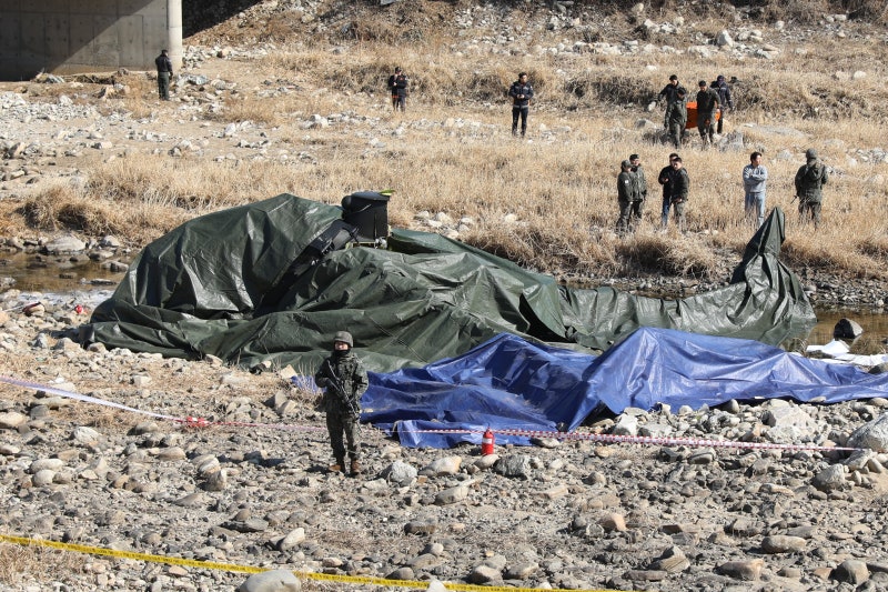 비상착륙 훈련하던 코브라 헬기   추락… 조종사 2명 사망