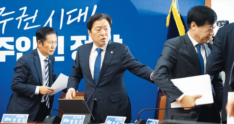 말 안먹히는 정청래… ‘합당 당원 여론조사’ 제안도 거절당해