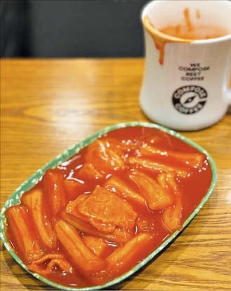 카페에 떡볶이·라면땅… 저가 커피 브랜드, 간식으로 승부