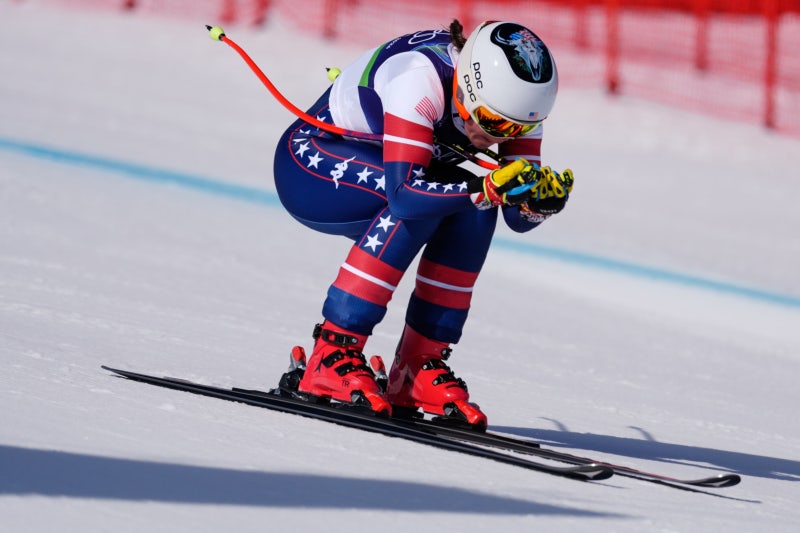 몸에 착 감겨 기록 단축에 유리한 ‘휜 폴대’