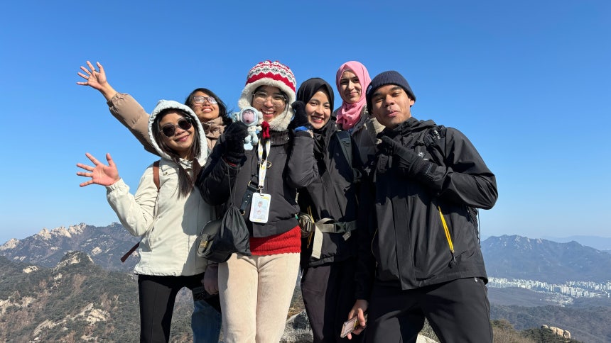 8일 오후 1시쯤 북한산 영봉에서 외국인 관광객들이 김밥과 K팝 아이돌 인형을 들고 포즈를 취하고 있다. 이날 최저기온 영하 15도의 한파 속에 네팔·슬로바키아·필리핀·캐나다·미얀마·호주·인도네시아·파키스탄 등에서