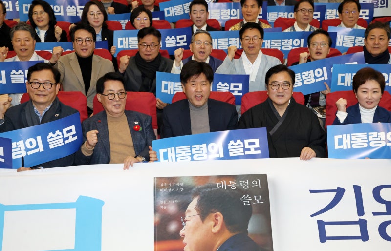 [사설] 징역 5년 최측근 출판기념회 “민주당 의원총회 방불”