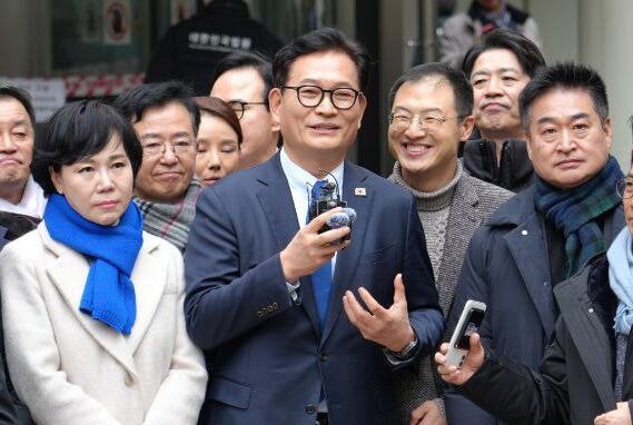 송영길 ‘돈봉투·불법 자금’ 모두 무죄… 재판부 “검찰의 증거, 위법하게 수집”