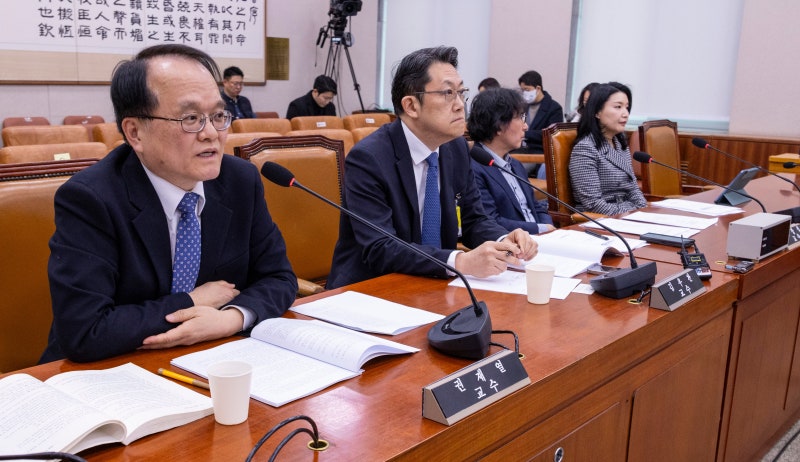 자사주 소각 설전… “주주가치 상승” “초가삼간 태워”