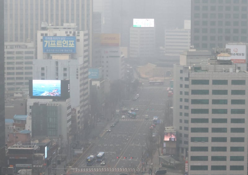 미세먼지 심한 연휴 둘째날…낮 최고 19도로 포근