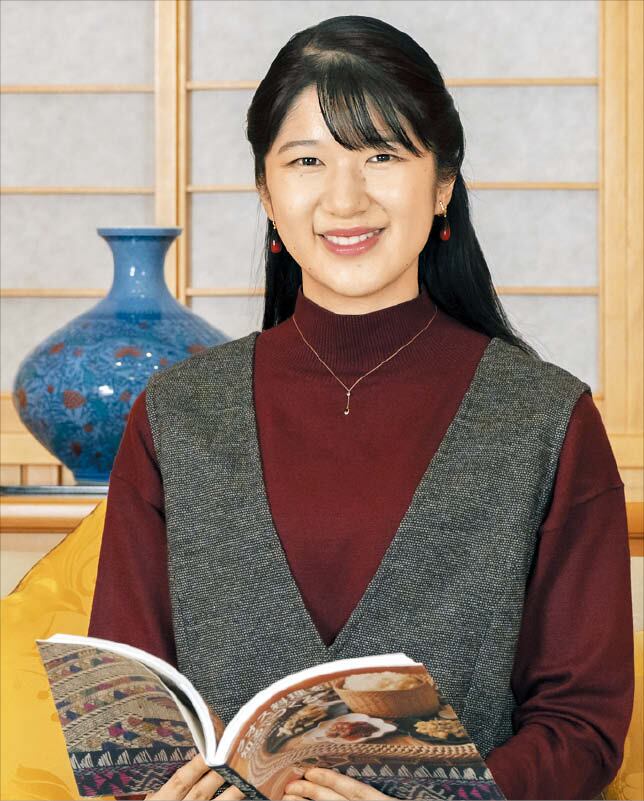 나루히토 천황의 외동딸 아이코 공주가 지난해 24번째 생일을 맞아 도쿄 황궁에서 촬영한 기념 사진./EPA 연합뉴스