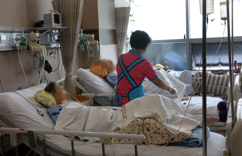 값싼 대형병원 간호·간병 통합병동… 중환자 가족들 “입원은 로또”