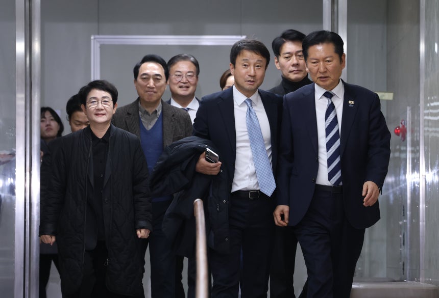 22일 오후 서울 여의도 국회에서 더불어민주당 정청래 대표 등이 비공개 회의에 입장하고 있다. 2026.2.22 /박성원 기자