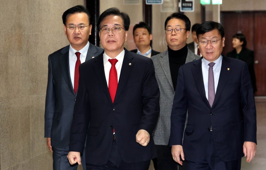 송언석 국민의힘 원내대표가 지난 19일 오전 서울 여의도 국회에서 열린 최고위원회의에 참석하고 있다.왼쪽부터 유상범 원내운영수석부대표, 송 원내대표, 정점식 정책위의장./뉴시스