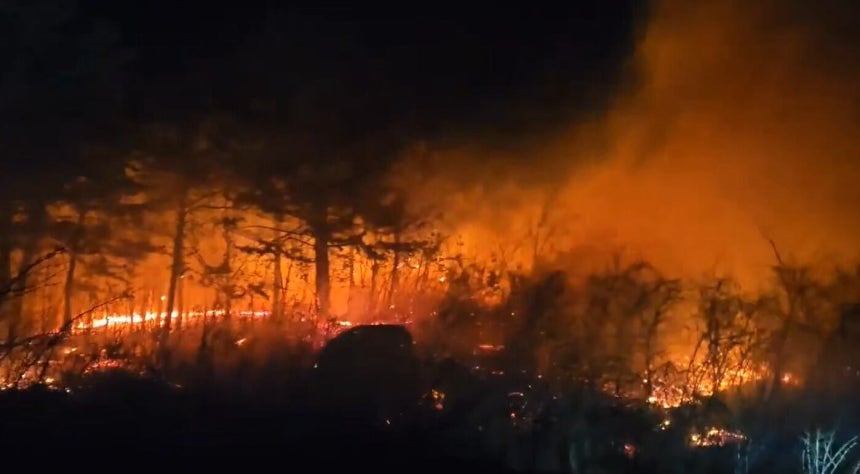 22일 오후 7시 22분쯤 강원 고성군 토성면에서 산불이 발생해 주민 대피 조치가 이뤄진 가운데 소방 당국이 대응 2단계 발령하고 인력과 장비를 동원해 진화 작업을 벌이고 있다./강원소방본부 