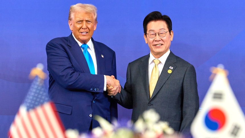 도널드 트럼프 미국 대통령과 이재명 대통령이 지난해 10월 29일 경북 경주박물관에서 열린 한·미 정상회담에 앞서 악수하는 모습./대통령실