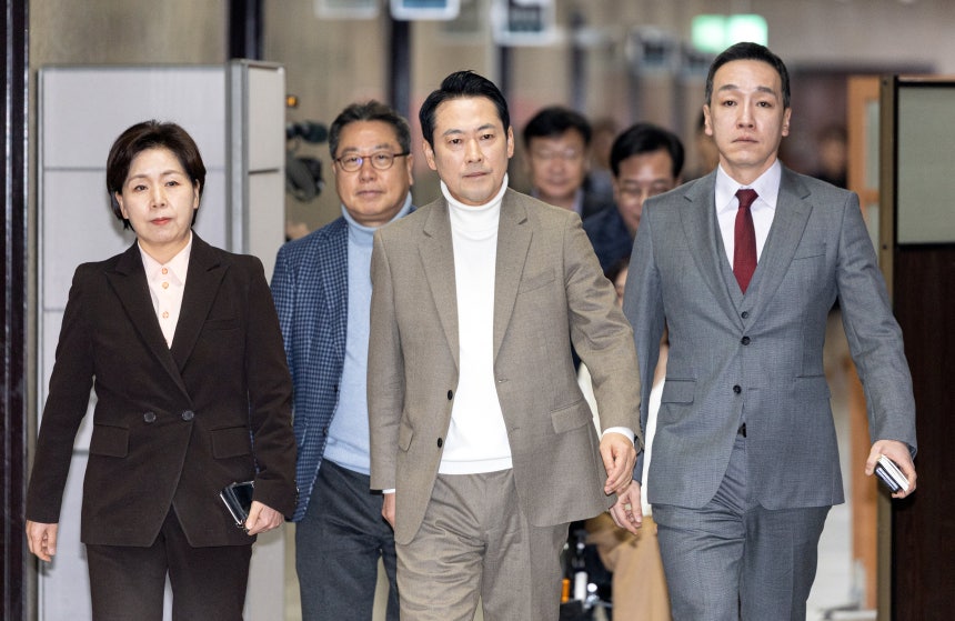 장동혁 국민의힘 대표가 22일 서울 여의도 국회에서 열린 비공개 최고위원회의 참석을 위해 발걸음을 옮기고 있다. /뉴스1