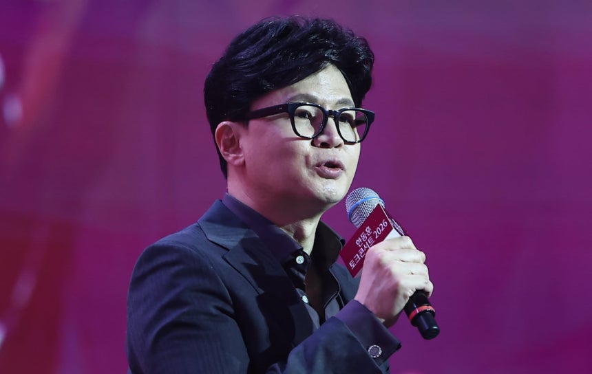 한동훈 전 국민의힘 대표가 지난 8일 서울 송파구 잠실실내체육관에서 열린 자신의 토크콘서트에서 발언하고 있다./뉴스1