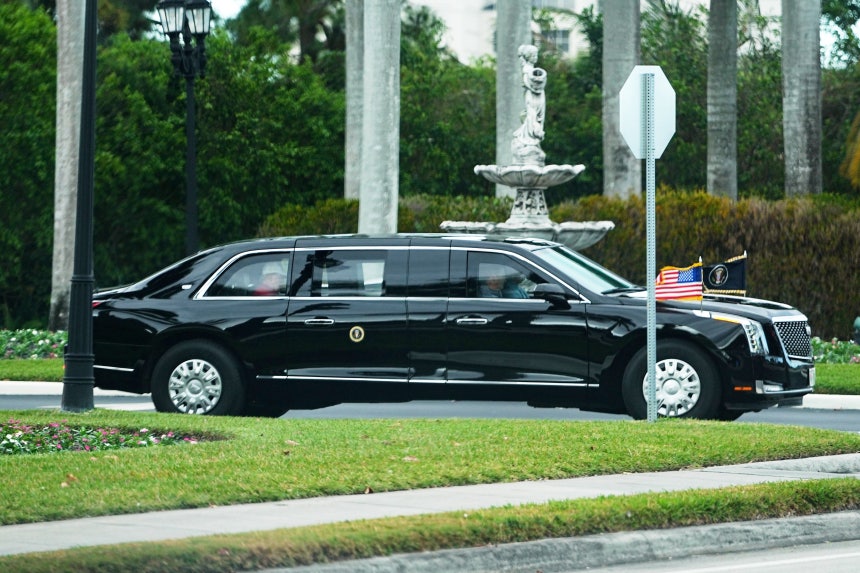 지난 15일 도널드 트럼프 미국 대통령이 탑승한 차량이 플로리다주 웨스트 팜비치의 마러라고 클럽 사저로 향하고 있다. /AP 연합뉴스