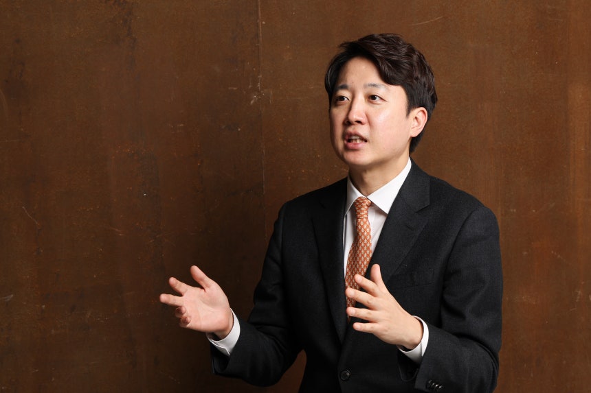 개혁신당 이준석 대표가 지난 12일 서울 중구 조선일보 건물에서 본지와 인터뷰를 하고 있다. 이 대표는 "국민의힘과 연대는 끝났다"며 "서울시장 후보도 내서 여권표를 빼앗아 오겠다"고 말했다./고운호 기자