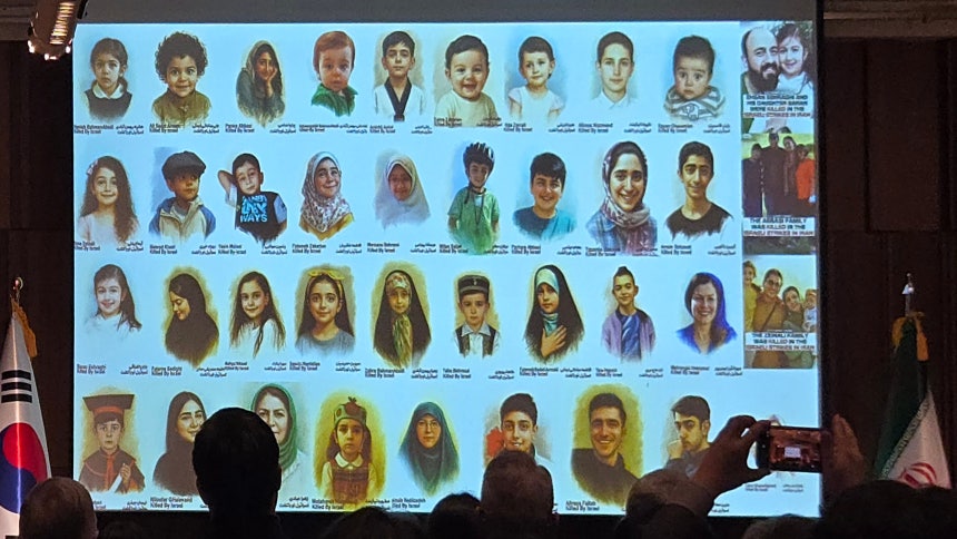 지난 10일 서울에서 열린 이란 이슬람혁명 47주년 기념 행사에서 최근 이란 반정부 시위 과정에서 숨진 이들을 위한 추모 시간이 마련됐다. 주한 이란 대사는 이들이 "테러 세력에 의해 사망한 희생자들"이라고 주장하며