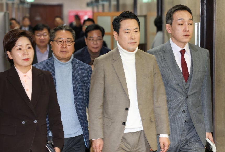 국민의힘이 새로운 당명을 발표할 예정인 가운데 22일 오후 서울 여의도 국회에서 국민의힘 장동혁 대표 등 당지도부가 비공개 회의를 위해 당대표실로 입장하고 있다. /박성원 기자