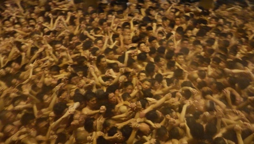 참가자들이 나무 부적을 획득하기 위해 한데 뒤엉킨 모습. /TBS