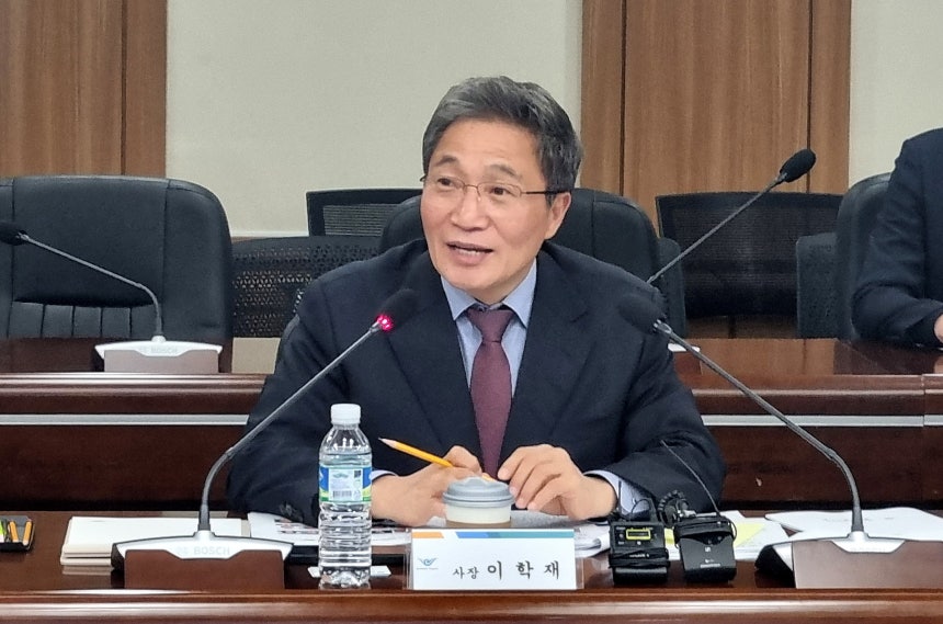 이학재 인천국제공항공사 사장이 지난해 12월 16일 인천국제공항공사 회의실에서 열린 기자간담회에서 질의에 답변하고 있다. /뉴스1