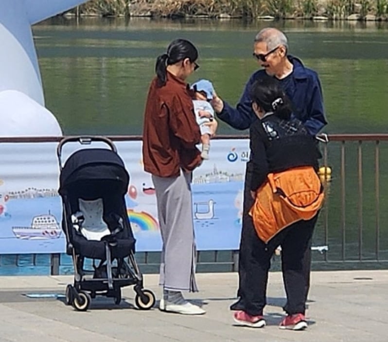 홍상수, 김민희와 혼외자 낳은 뒤 근황… 짧은 백발에 수염