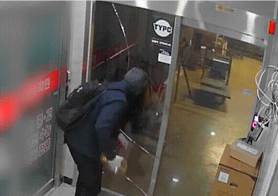 범인이 해머드릴로 유리문을 깨고 있다. /유튜브 '추천하는 남자'