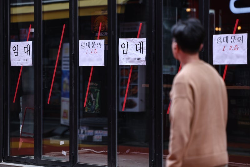 韓銀, 성장률 올렸지만… 경기는 계속 ‘썰렁’