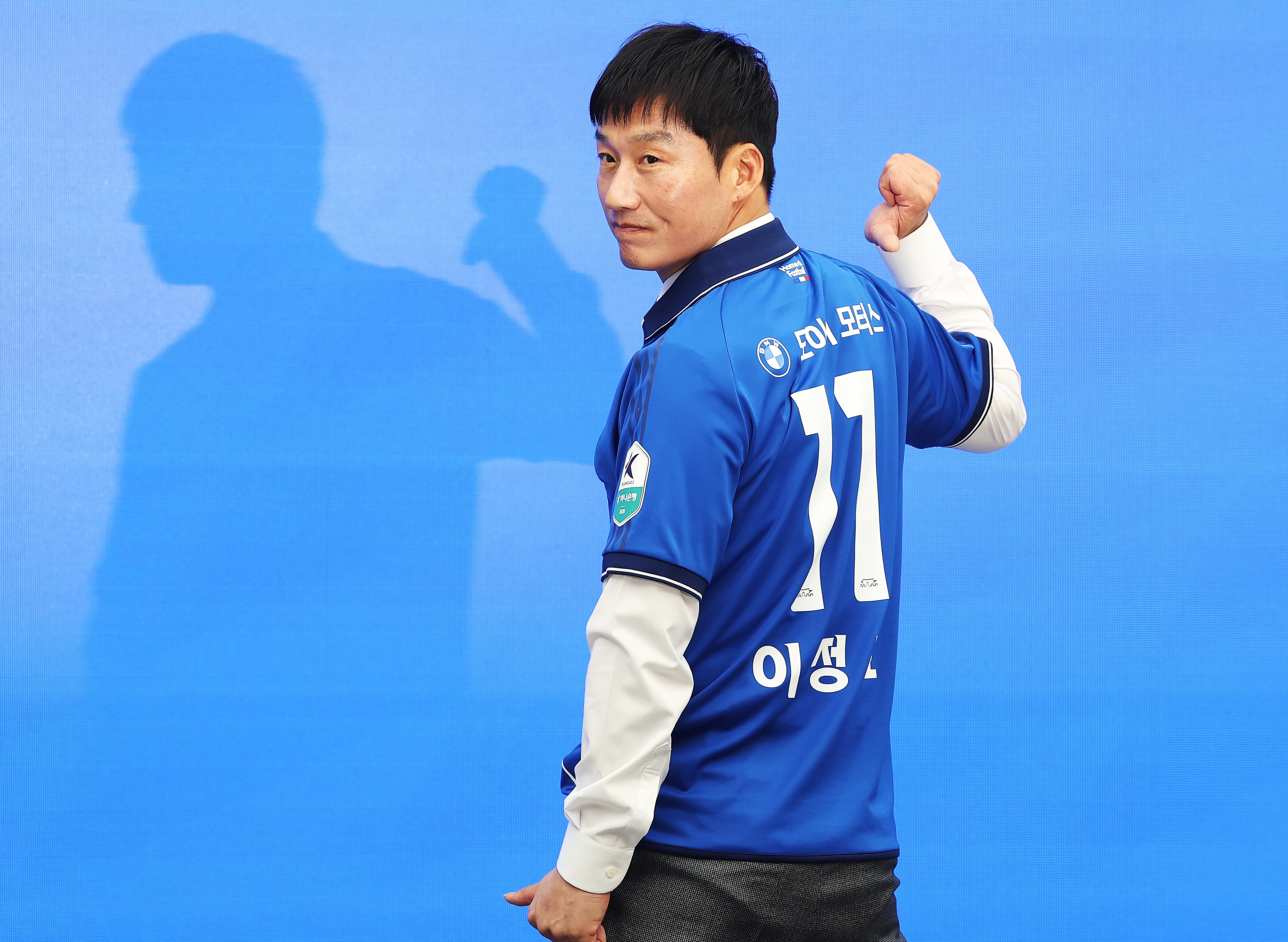 ‘이정효 효과’ 수원, 유니폼 구하려 밤샘까지