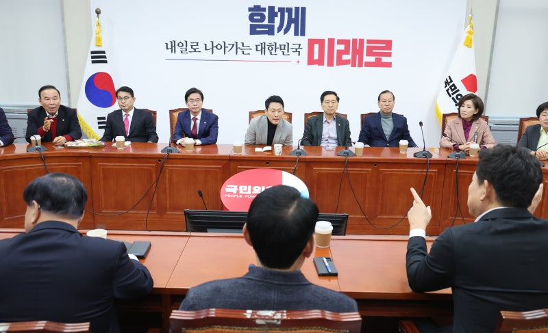 국힘 지지율 17%까지 추락… 우세 지역 한 곳도 없어