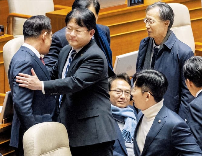 뒤통수 친 민주… 대통령·與 추천 4인으로 방미통위 끌고 갈 수도