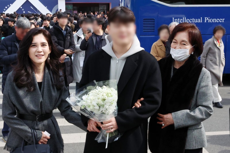 이부진 사장, 아들 서울대 입학식 패션 보니...디올·에르메스 눈길