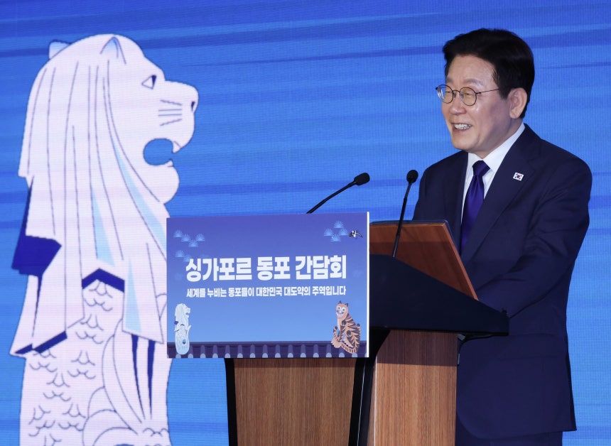 싱가포르를 국빈 방문한 이재명 대통령이 1일 싱가포르 한 호텔에서 열린 동포 만찬 간담회에서 인사말을 하고 있다./뉴스1