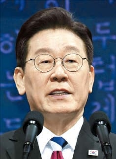 李대통령 “정전체제를 평화체제로 전환” 첫 언급