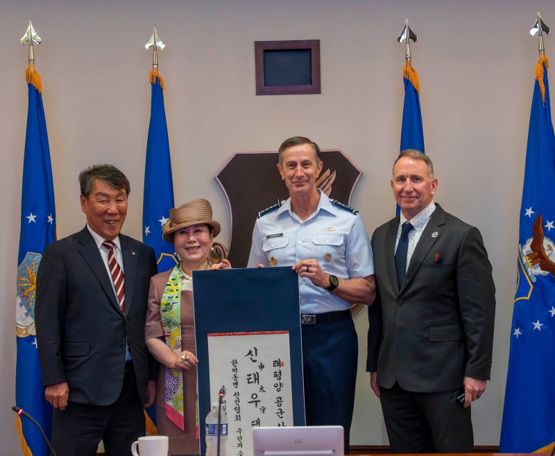 캐빈 슈나이더 美 인태 공군 사령관, 한국 이름 ‘신태우’ 선물 받았다