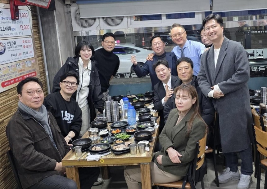 한동훈 전 국민의힘 대표와 친한계 의원들이 6일 부산에서 만찬 회동을 하고 있다./한 전 대표 페이스북