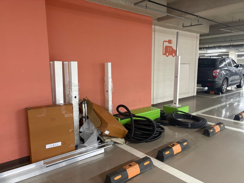 “전기차 충전기 바꿔줄게” 로비에… 멀쩡한 기계 뜯는 아파트들