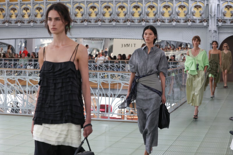 바빠도 패션 포기 않는 韓 여성 직장인의 ‘전투복’… 佛서도 통했다