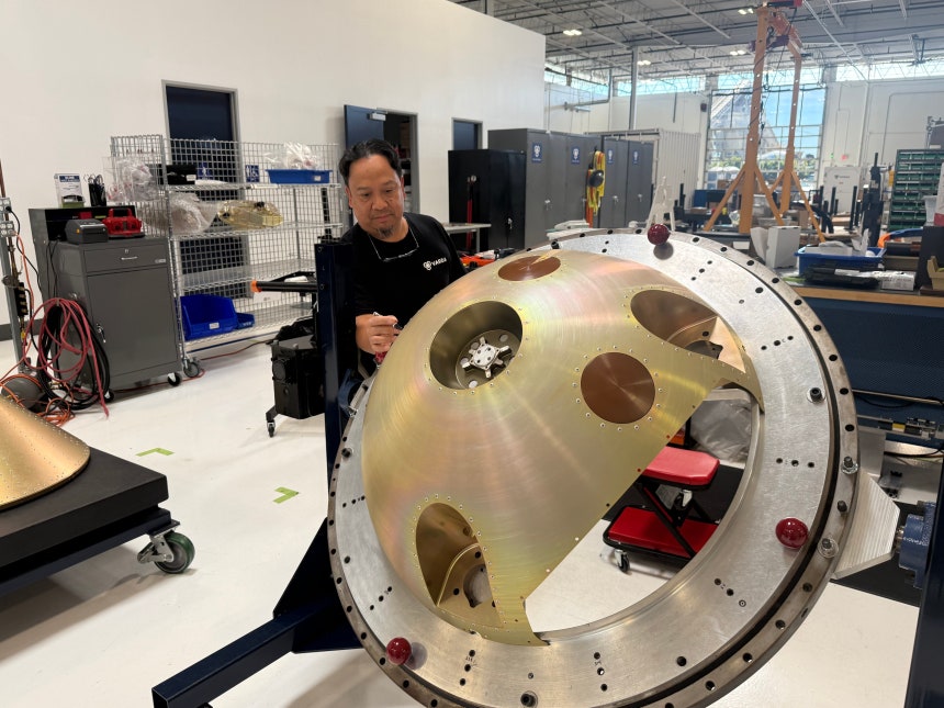 지난달 27일(현지 시각) 미 로스앤젤레스(LA) 엘 세군도의 우주 스타트업 바르다에서 한 엔지니어가 우주로 보낼 캡슐을 제조하고 있다. /로스앤젤레스=강다은 특파원