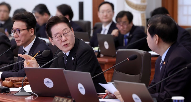 李 대통령 “조기 추경해야할 상황”… 경제부총리 “국채 발행 없이 가능”