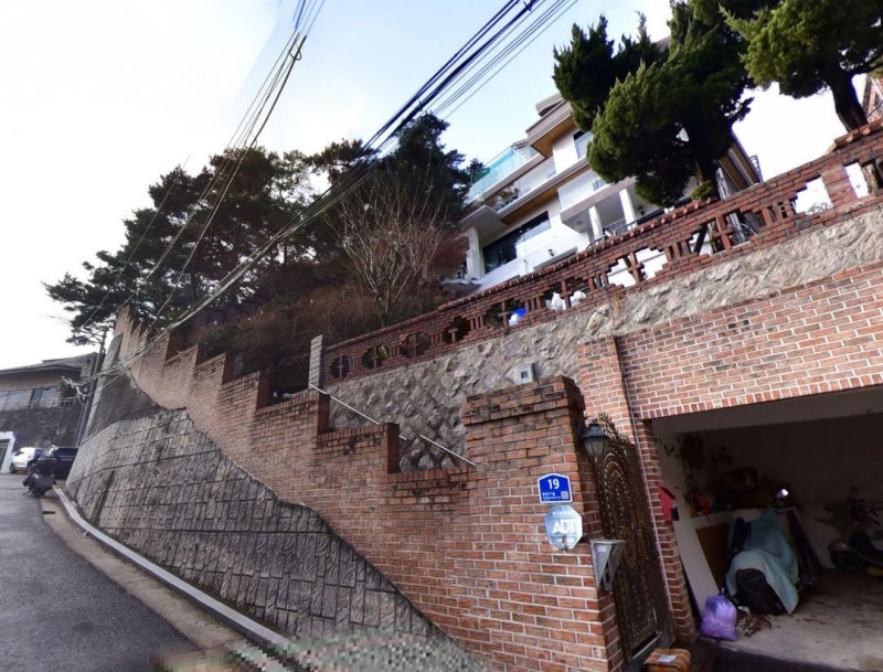 서울 전통 부촌 평창동 대지 200평 단독주택… 36억여원에 경매로 나와