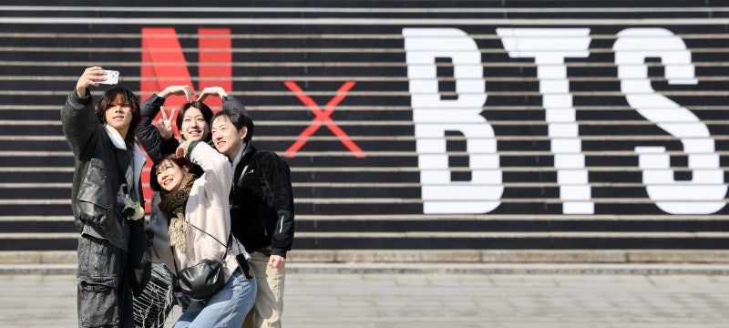 굿즈 가격 두배 뻥튀기… 악덕 상술에 ‘아미’가 운다