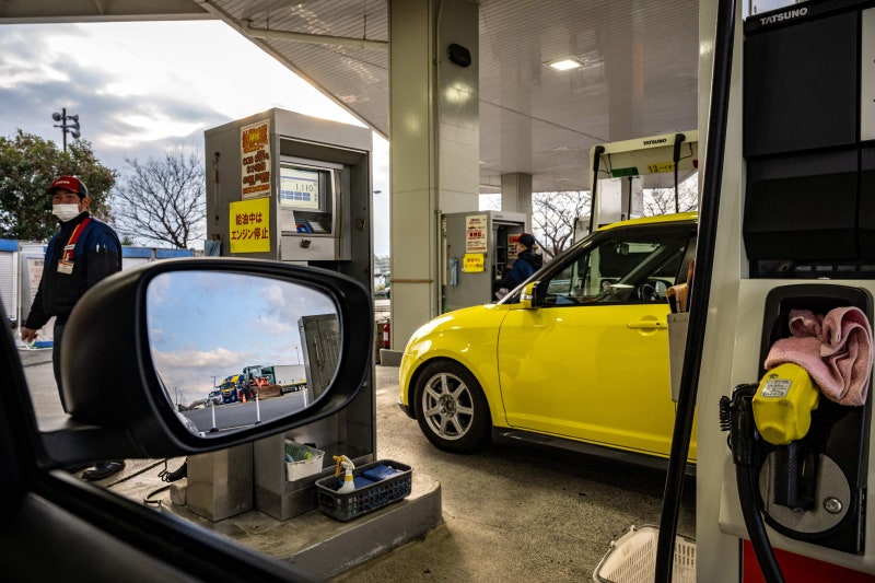 日 기름값은 왜 덜 올랐나… 정부는 세금 깎고 정유사·주유소는 천천히 올려