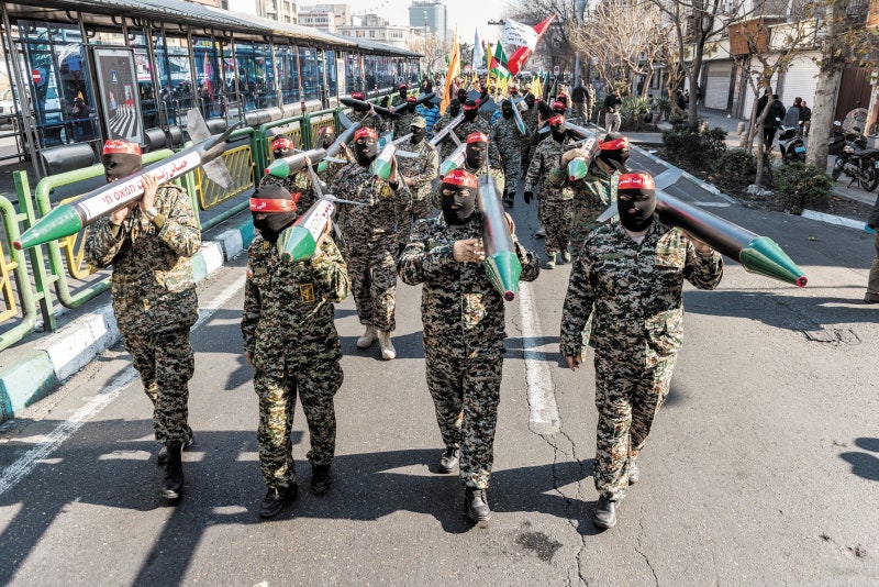 이란 항전의 핵 ‘혁명수비대’... 미사일·드론에 돈줄도 장악