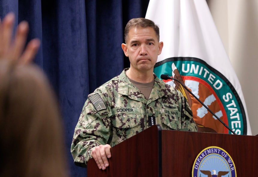 브래드 쿠퍼 미 중부사령부(CENTCOM) 사령관이 지난 5일 플로리다주 탬파의 본부에서 기자회견을 하고 있다./EPA 연합뉴스