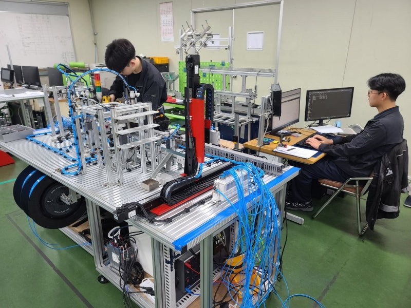 AI 시대에 웃는 공고생… “현장 기술인력 필요” 기업 러브콜